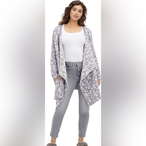 UGG Phoebe Cardigan Wrap Cloudy 
Grey/Lavender Leopard
COZY!
Very Good condition - Picture 5 of 6